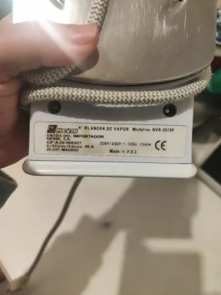 Plancha de vapor blanca y verde