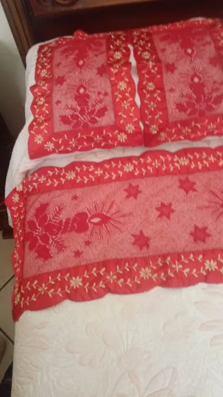 Tris centrini rossi con fiori