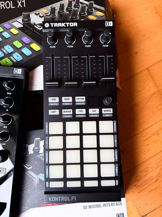 Controladores DJ Native Instruments Traktor X1, Z1