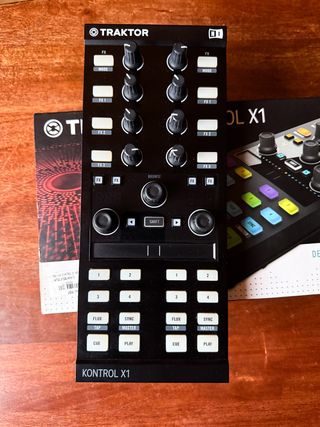 Controladores DJ Native Instruments Traktor X1, Z1