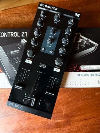 Controladores DJ Native Instruments Traktor X1, Z1