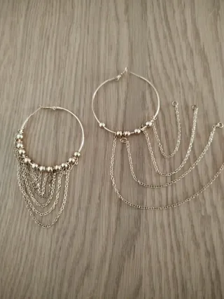 Bisutería plateada con cadenas