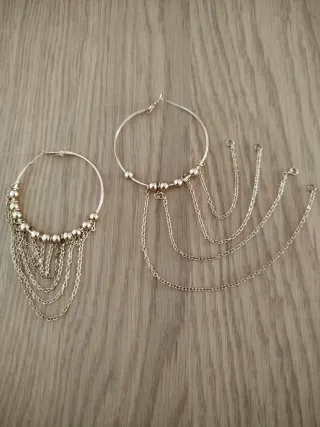 Bisutería plateada con cadenas