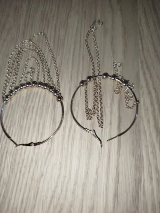 Bisutería plateada con cadenas