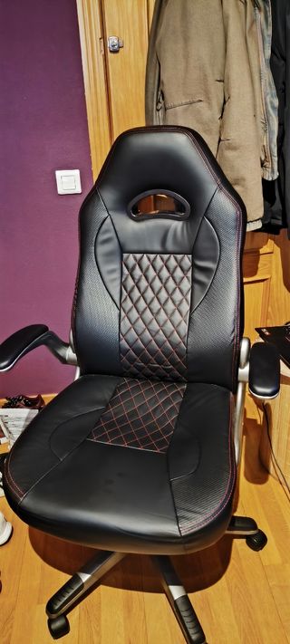 Silla Gaming Negra con Costuras Rojas