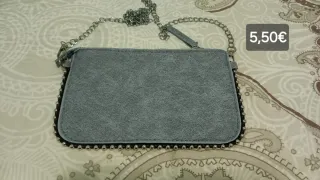 Bolso de mano gris con cadena