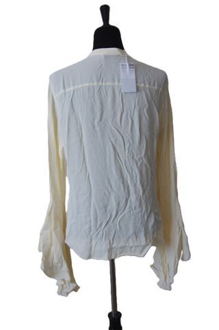 Camisa / blusa de manga larga con detalle de volan