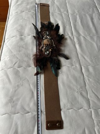 Cinturón joya con plumas y piedras