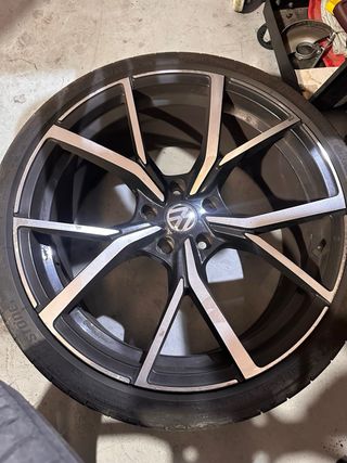 Llantas 8R con neumáticos