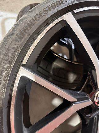 Llantas 8R con neumáticos