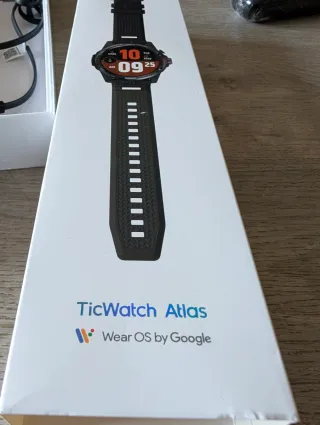 TicWatch Atlas Wear OS by Google pari al nuovo.