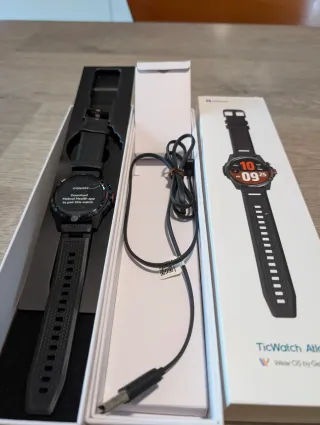 TicWatch Atlas Wear OS by Google pari al nuovo.