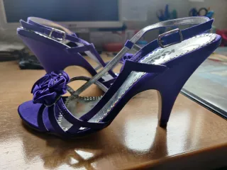 Sandalias moradas con flor