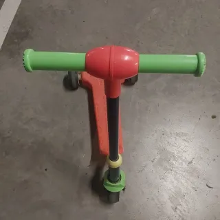 Patinete infantil naranja y verde