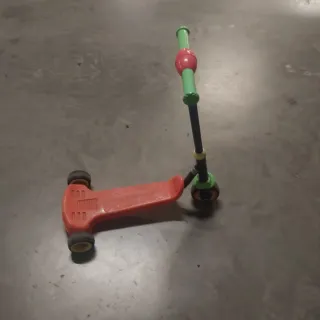 Patinete infantil naranja y verde