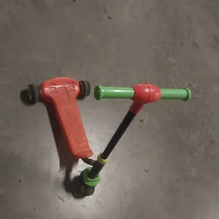 Patinete infantil naranja y verde