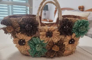 Bolso de rafia con flores bordadas y perlas