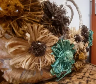 Bolso de rafia con flores bordadas y perlas