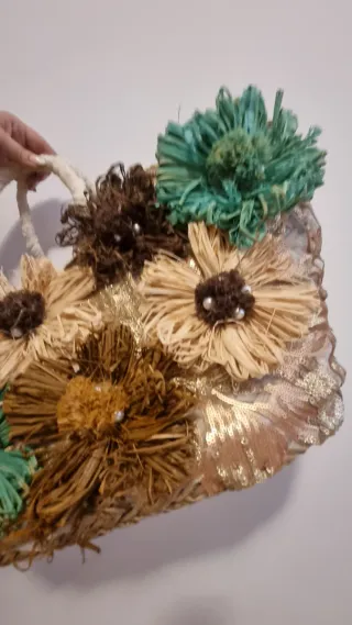 Bolso de rafia con flores bordadas y perlas