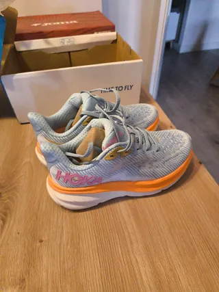 Zapatillas Hoka azules y naranjas. Talla 37 1/3