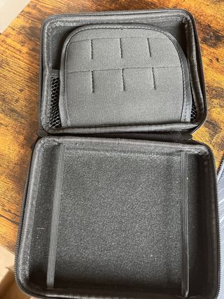 Nintendo 2DS bianca con dettagli in rosso