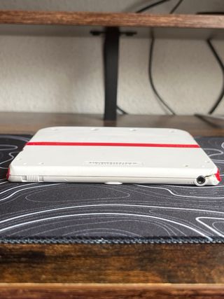 Nintendo 2DS bianca con dettagli in rosso