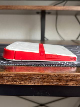 Nintendo 2DS bianca con dettagli in rosso