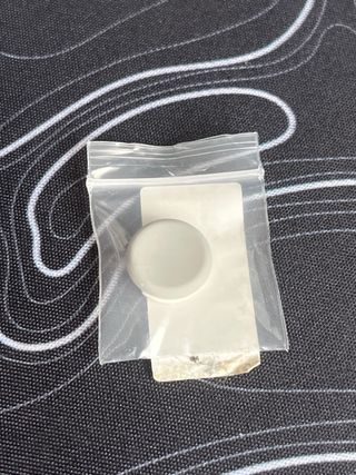 Nintendo 2DS bianca con dettagli in rosso