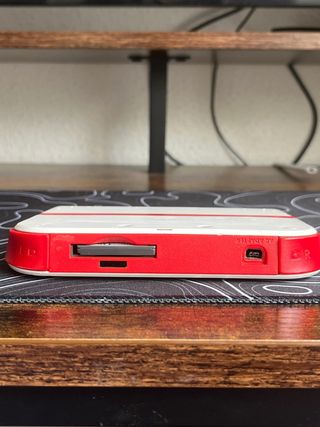 Nintendo 2DS bianca con dettagli in rosso