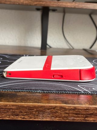 Nintendo 2DS bianca con dettagli in rosso