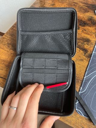 Nintendo 2DS bianca con dettagli in rosso