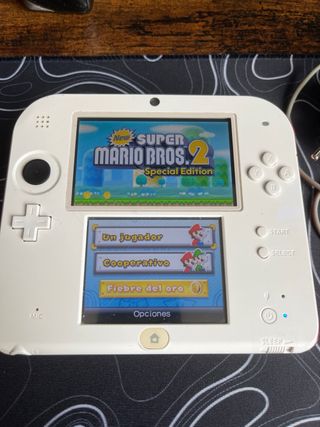 Nintendo 2DS bianca con dettagli in rosso