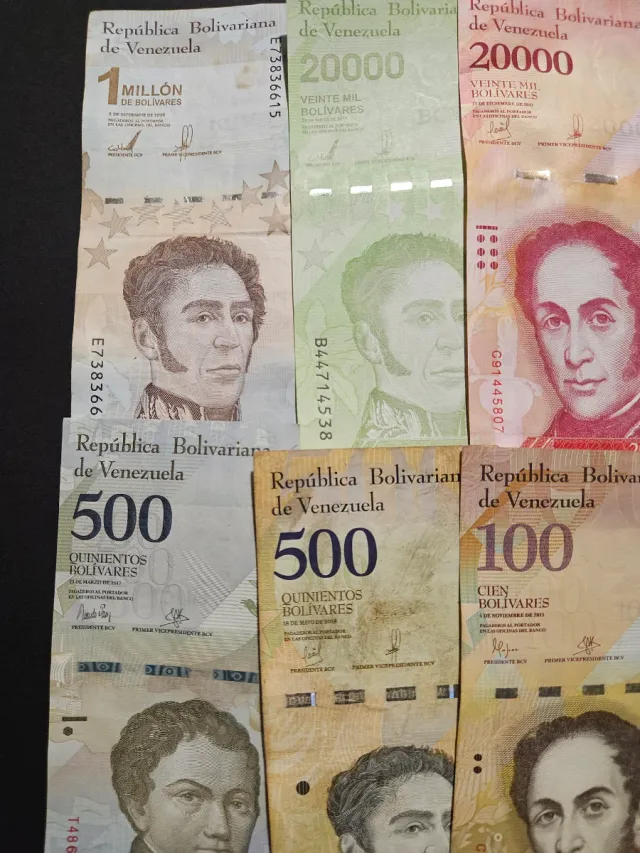 Lote de 16 Billetes de Venezuel