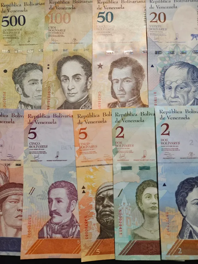 Lote de 16 Billetes de Venezuel