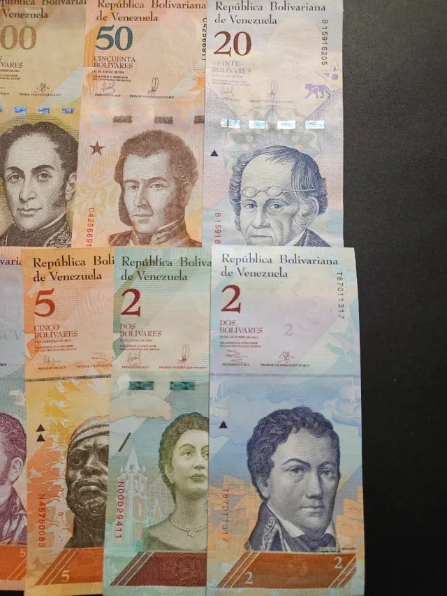 Lote de 16 Billetes de Venezuel