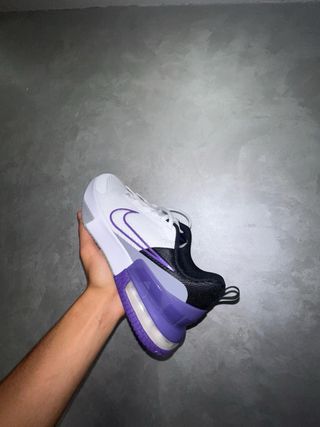 Zapatillas deportivas Nike blancas y moradas