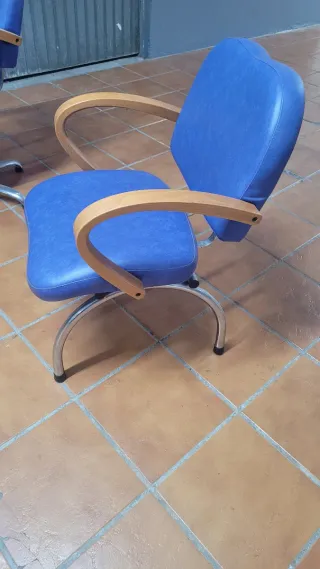 Sillón de peluquería azul y plateado con elevacion
