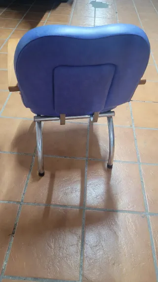 Sillón de peluquería azul y plateado con elevacion