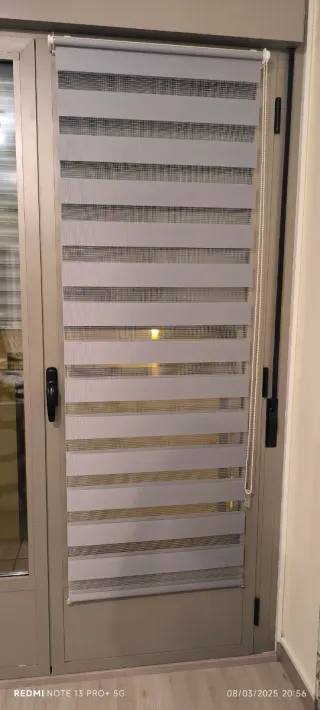 Coppia di tende a rullo giorno e notte grigio pastello