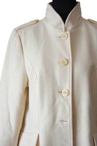 Abrigo de lana blanco estilizado de lana