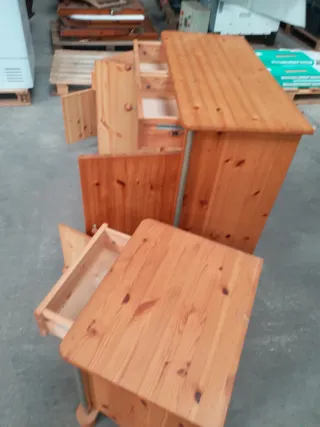 Cómoda y 2 mesitas de noche de madera