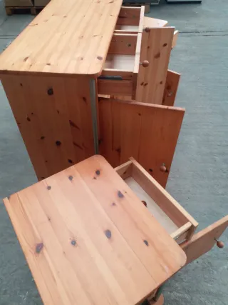 Cómoda y 2 mesitas de noche de madera