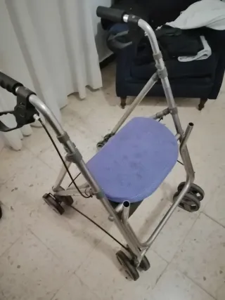 Andador con asiento y ruedas