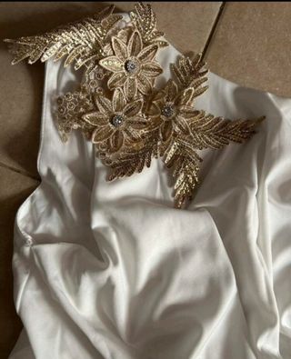 URGE. Vestido de Novia Blanco con Detalles Dorados