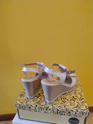 Sandalias cuña Divan Beige/Oro