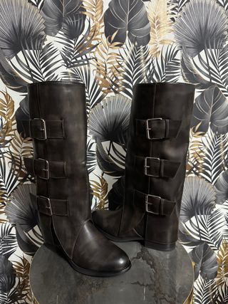Stivali con fibbie marroni