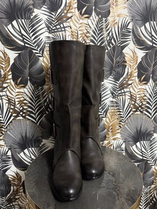 Stivali con fibbie marroni