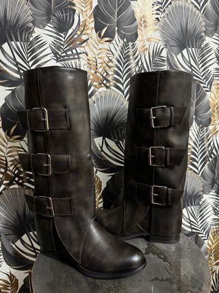 Stivali con fibbie marroni