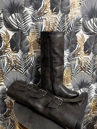 Stivali con fibbie marroni