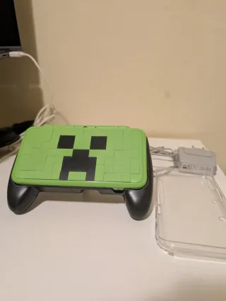 Nintendo 2DS XL Minecraft Creeper Edition